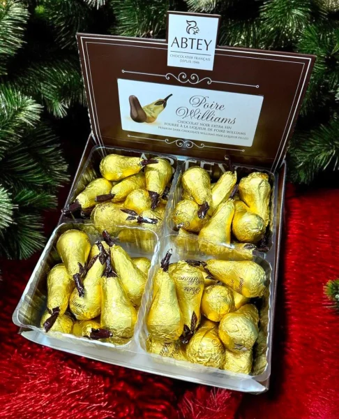 Крафтовий Шоколад у формі груші Abtey Poire William Elegance Liqueur Chocolate з рідкою начинкою в золотій фользі 1шт 10г - 2