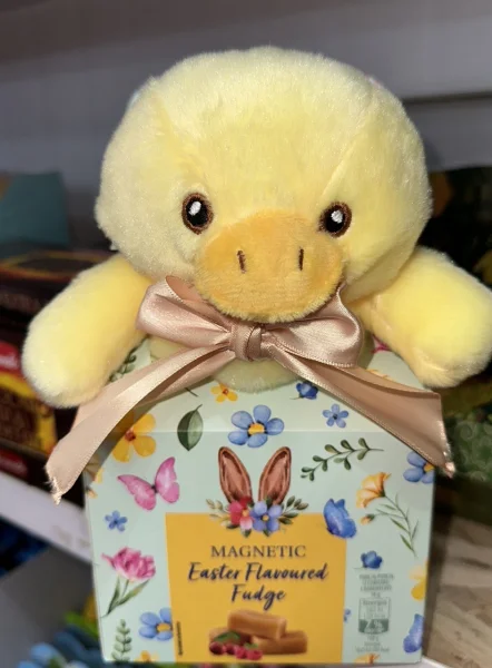 Набір Великодній цукерки з Іграшкою Magnetic Easter Flavoured Fudge Duck Магнетік фруктово карамельні Каченя 90г - 1