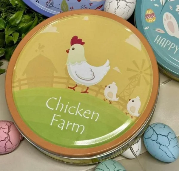 Печиво Cвяткове Jacobsens Bakery Happy Easter Time Tin Chicken Farm Mix Якобсенс мікс з шоколадною крихтою жб Бокс 340г - 1