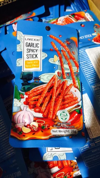 Снеки латяо стіки Lakexixi La Tiao Garlic Spicy stick Garlic and Spicy Flavor Пікантний з перцем та Часником Пакет 26г - 2