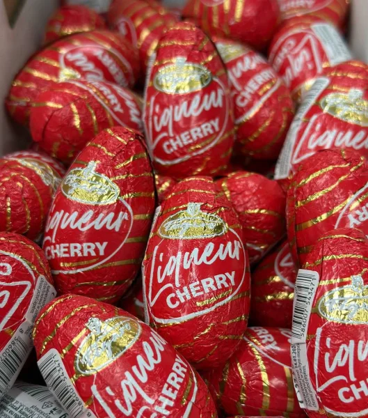 Шоколадне яйце без підвіски Figaro Liqueur Cherry Фігаро з вишневим лікером фольгована обгортка 1шт 27г - 3